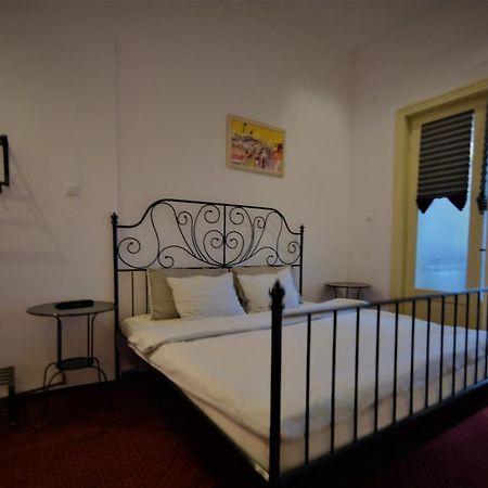 Casa Ado Aparthotel Орадеа Екстериор снимка